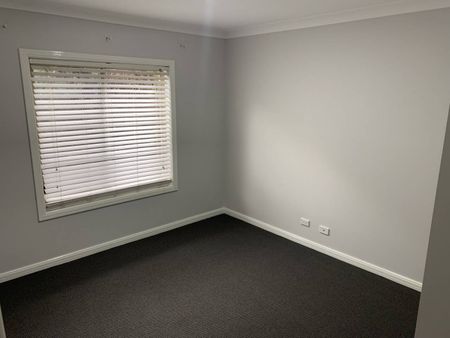 Fresh paint and carpet - Large Five Bedroom Home - Photo 4