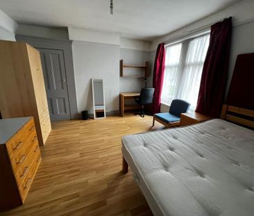 1 bedroom in a house share to rent - Photo 2