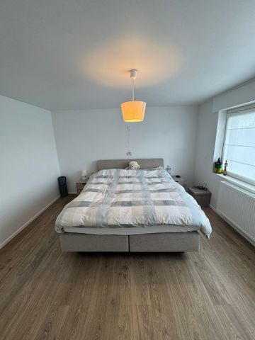 Ruime woning met drie slaapkamers, tuin en garage. - Photo 3