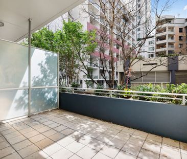 Large Studio Apartment with Courtyard - Photo 1