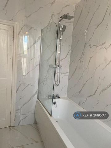 2 bedroom semi-detached house to rent - Photo 5