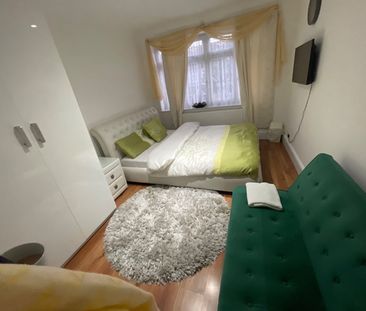 Room in a Shared House, Holland Park Avenue, IG3 - Photo 4