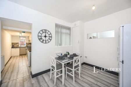 1 bedroom in a house share to rent - Photo 2