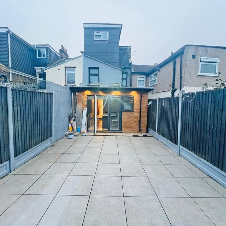 5 bedroom terraced house to rent - Photo 1