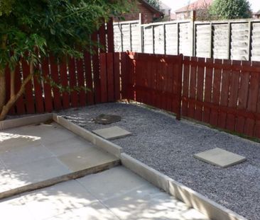 Lea Park Gardens, Stourton Grange, Leeds, West Yorkshire, LS10 - Photo 3