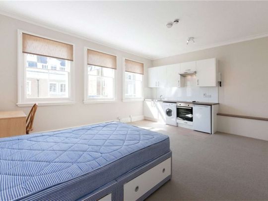 A fantastically located studio flat with shared bathroom facilities. The property has it's own kitchenette. - Photo 1