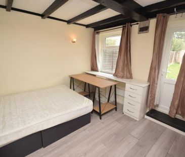 4 bedroom end of terrace house to rent - Photo 4