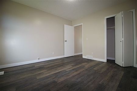 4915 35th Ave SW, Calgary - Photo 2