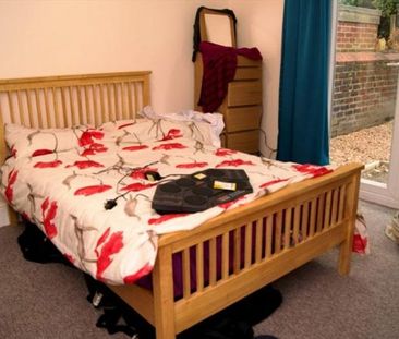 A well proportioned, end terrace 5 bedroom house - Photo 3