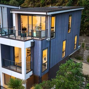 HARBOUR VISTAS - MODERN TIMELESS DESIGN - Photo 2