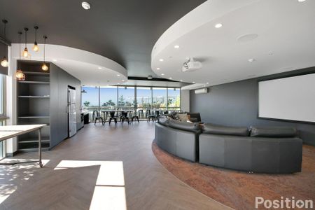 Stunning 2 Bedroom Apartment in Ultra Convenient Location! - Photo 2