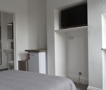 Modern Ensuite by Bristol Docks & North St - Photo 1