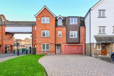 Kensington, Eastbourne | Four-Bedroom House - Photo 2