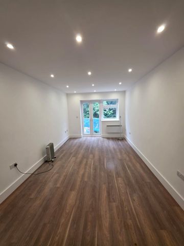 1 Bed Flat, Brentmead Place, NW11 - Photo 3
