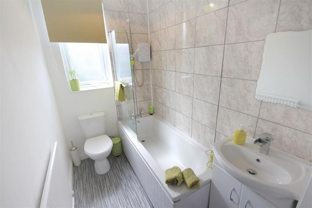 2 Bedroom House - Mid Terrace To Let - Photo 1