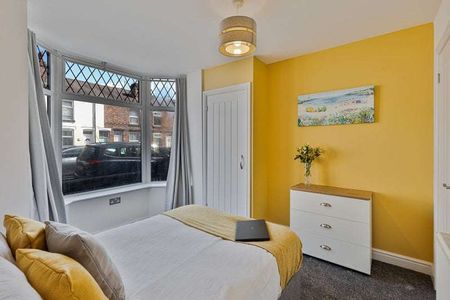 SINGLE PROFESSIONALS ONLY REQUIRED FOR LARGE CONTEMPORARY ROOM IN 5BED ALL ENSUITE, PROFESSIONAL HOUSE SHARE. - Photo 2