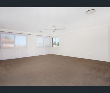 Spacious Family Home in a Prestigious Benowa Location - Photo 6