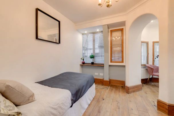 3 bedroom flat in London - Photo 1