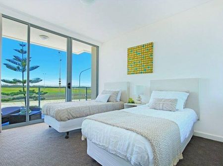 FURNISHED 2 BEDROOM APARTMENT - SHORT TERM LEASE AVAILABLE - Photo 5