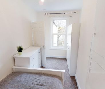 Double Room- BEDMINSTER - Photo 5