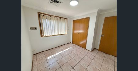 SPACIOUS FAMILY HOME IN A PRIME LOCATION! - Photo 4