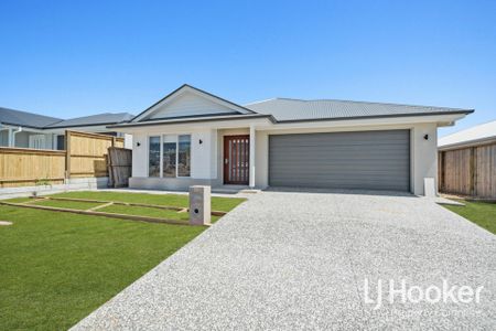 Exemplary Coral Built Family Home - 3 x Living Zones - Ducted AC - WOW FACTOR! - Photo 5