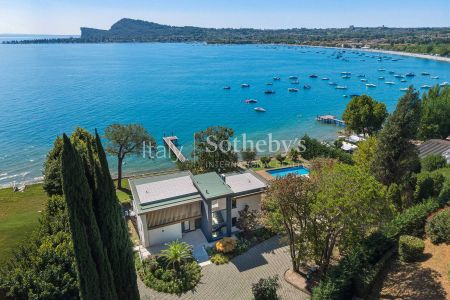Lakefront Villa with Garden and Private Dock - Photo 3