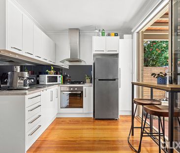 Comfortable coastal living in prime a location - Photo 3