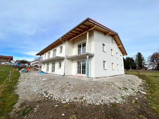 Schicke, barrierefreie 2-ZKB-Neubauwohnung in ruhiger Ortsrandlage mit Aufzug und Südbalkon - Photo 1