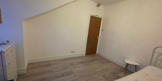 1 bedroom in a flat share to rent - Photo 3