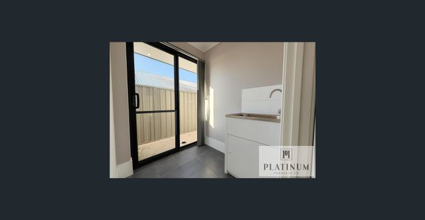 Brand-New Coastal Elegance: Modern 4-Bedroom Family Home in Sought-After Eglinton - Photo 1