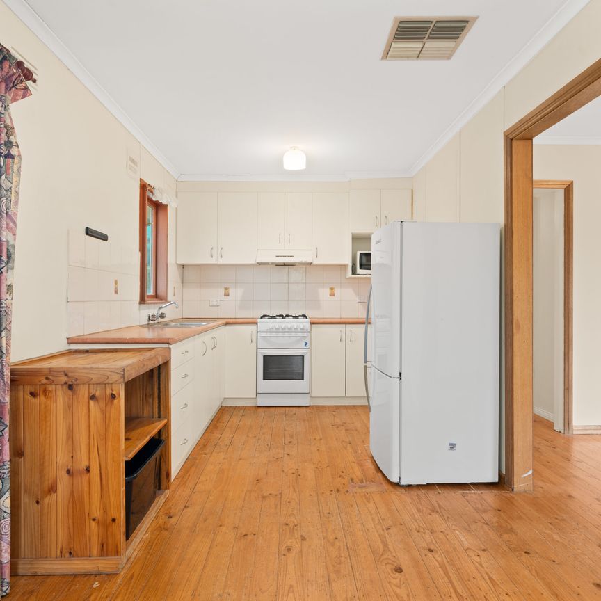 19 Chifley Cres, Kooringal NSW 2650 - Photo 1