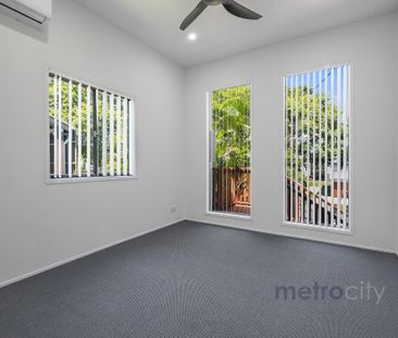 NEVER LIVED IN! 4 BED WITH AIR CON - Photo 6