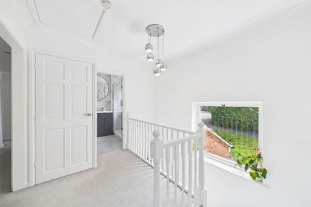 5 bedroom House in Roundway, Camberley - Photo 2