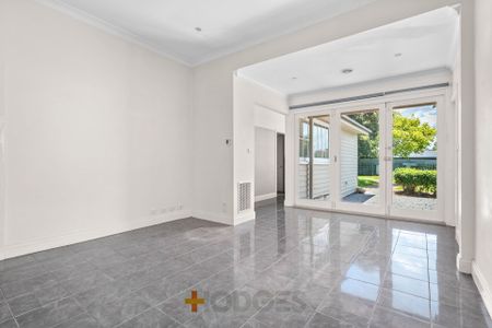 Stylish Californian Looking Into The Sun - Photo 5