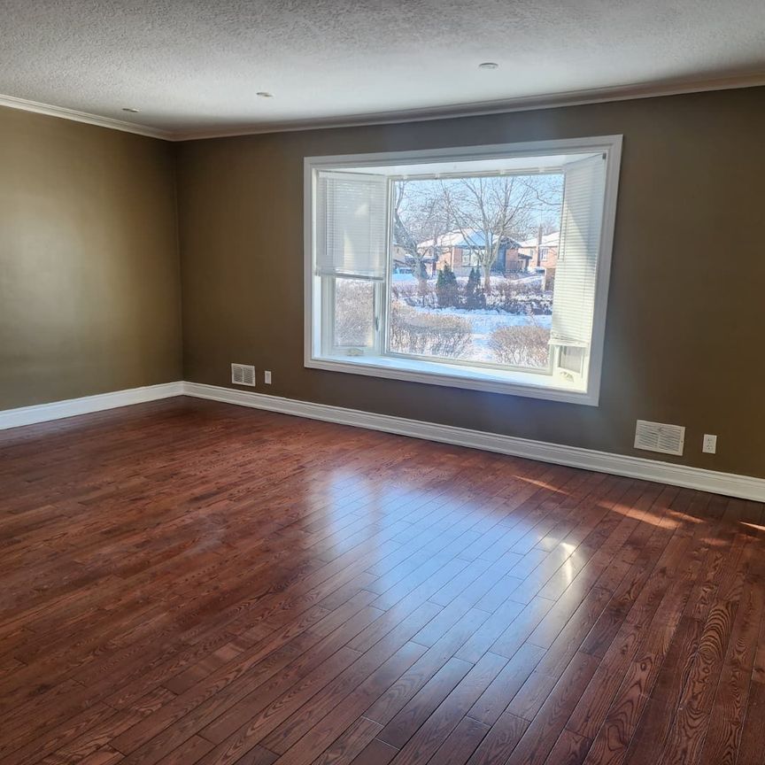 For Lease - 110 Ellendale Drive Unit# Main, Toronto, Ontario - Photo 1