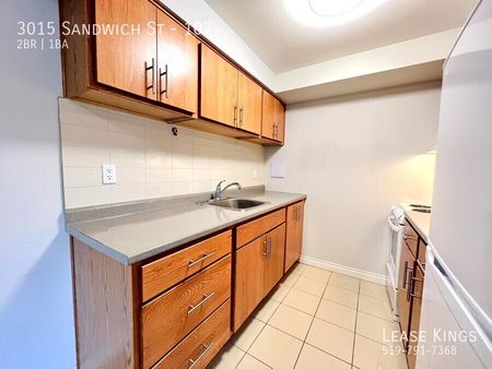 Large ALL INCLUSIVE 2 Bed 1 Bath Main Floor Unit Minutes from University of Windsor - Photo 5