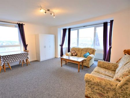 Flat to rent on - Photo 2