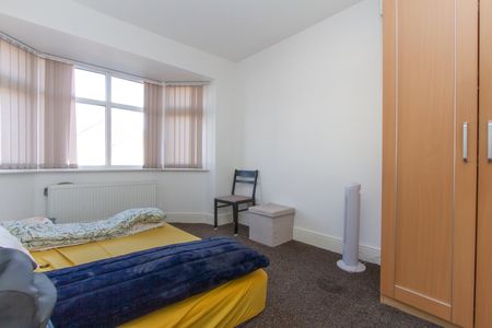 4 Bed Semi-Detached House, Benedictine Road, CV3 - Photo 4