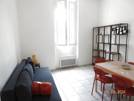 Appartement 3 pièces 69m2 MARSEILLE 5EME 1 105 euros - Photo 3