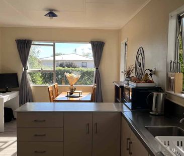 Sunny 3-bedroom Family Home - Photo 1