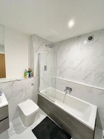 1 bedroom in a flat share to rent - Photo 2