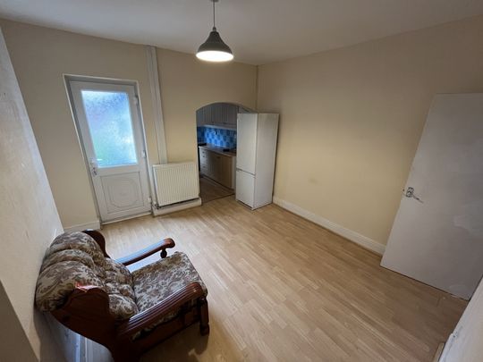 TWO BEDROOMS LOCATED CLOSE TO THE CITY CENTRE LOW MAINTENANCE ENCLOSED GARDEN CLOSE TO LOCAL AMENITES GAS CENTRAL HEATING UPVC DOUBLE GLAZED NEAUTRALLY DECORATED - Photo 1