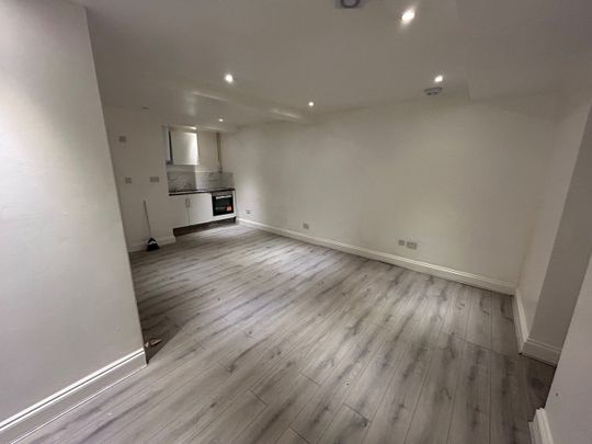 Studio Flat, Warren Road, E10 - Photo 1
