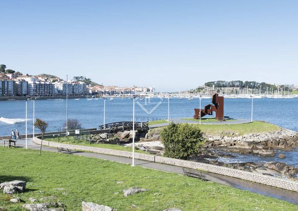 A fantastic well-built villa for short term let offering 8 bedrooms, a good layout, lovely views and a large plot in Donas-Gondomar, Pontevedra