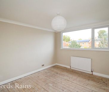 4 bedroom semi-detached house to rent - Photo 5