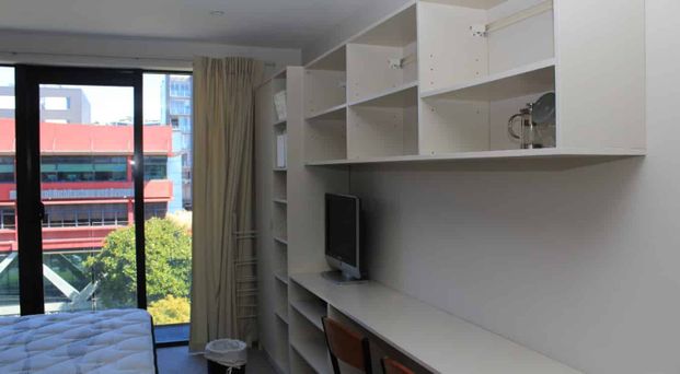 Charming Studio Apartment in the Heart of the City! - Photo 1