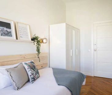 Room in a shared 17-bedroom apartment for rent in Vallehermoso. - Photo 5