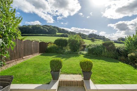 4 bedroom semi-detached house to rent - Photo 2