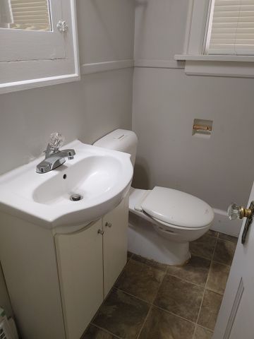 1326 ATHOL 2 BEDROOMS - Photo 4